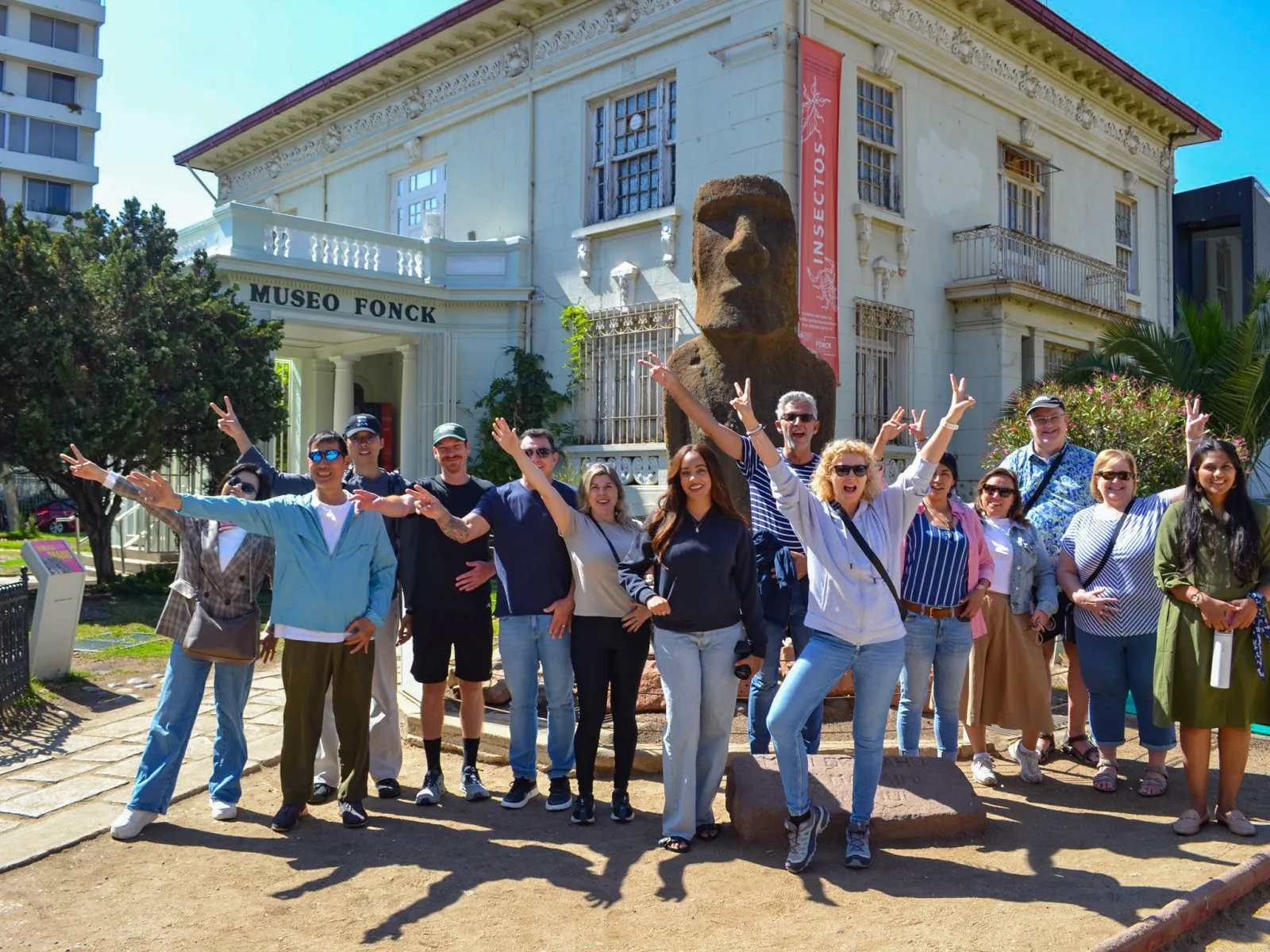 Tour group in front of the Moai statue outside the Museo Fonck