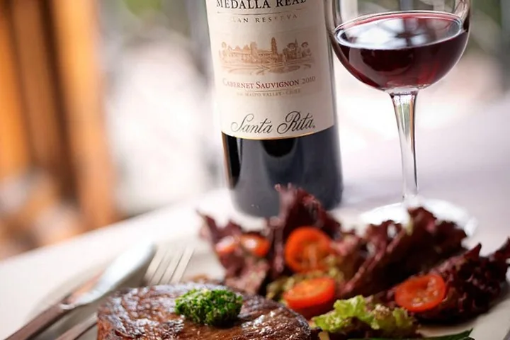 Grilled steak and salad beside a Santa Rita Medalla Real bottle